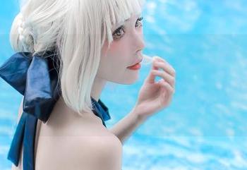 既想去海边又不想被晒黑，Kitkat Cosplay的阿尔托莉雅Alter泳装大美图来了！